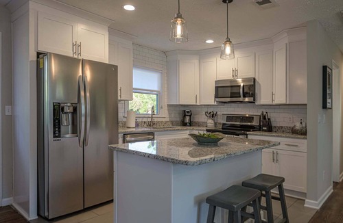 Addison Heights Cottage | 941 Pine Manor Family