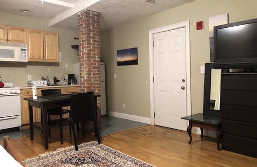 Cleveland Circle Apartment | A bright studio in prime commute location, steps to Green line C&D.