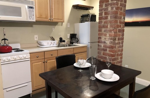 Cleveland Circle Apartment | A bright studio in prime commute location, steps to Green line C&D.