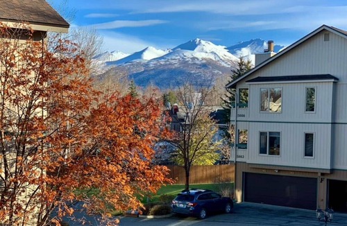 University Area Condo | A cozy and tranquil home base nestled in the UMED Reflection Lake neighborhood.