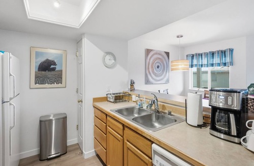 University Area Condo | A relaxing and inviting retreat in the Reflection Lake area of UMED.