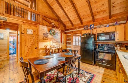 Dial House | A River Runs Through It - River front | Hot Tub | Pool Table | Fire pit