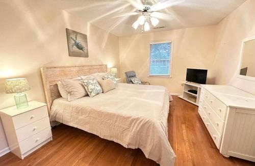 North Litchfield Beach House | A Some Place Special Minutes to Beach Sleeps 10