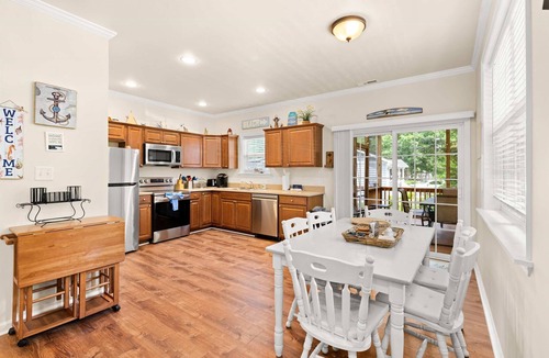 Ocean Pines House | A Wave From it All | Screened Porch Outdoor Dining