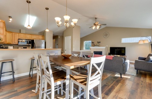 Sand Lake House | Accommodating Anchorage Abode < 1 Mi to Jewel Lake