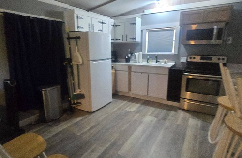 Seneca House | Adorable 2-bedroom 1- full bath mobile home with AC close to Lake Keowee, SC