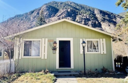 Historic District House | Adorable Work Retreat in the Mountains