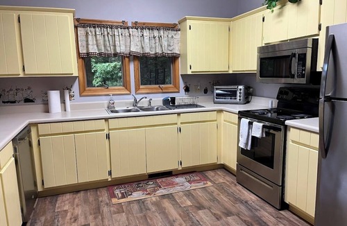 Sunset House | Affordable 3 Bed House Pet friendly! Close to Clemson! Boat slip included!