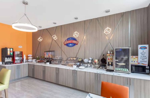 Southeast Houston Hotel | Airport Stay with Free Breakfast & Parking + Gym