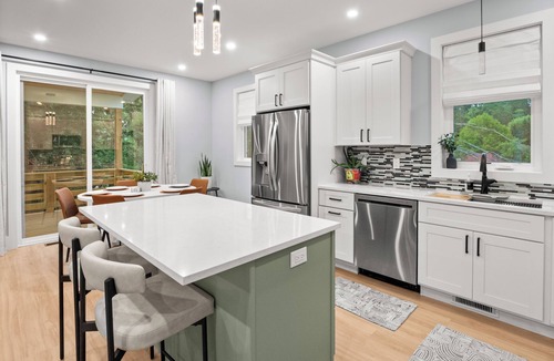 Oakley House | Airy & Stylish New Build, 4 Bedrooms, 3.5 Bathrooms, Central to all of Asheville