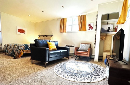 North Star Apartment | AK Artist Retreat: Scenic Trails & Tourist Spots