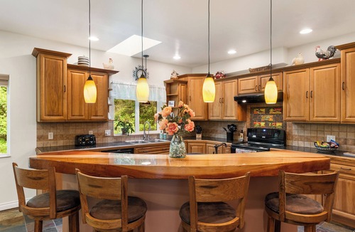 Juneau House | Alaska Forest Hideaway, Freshly Remodeled, Hot Tub, King Beds, 4 Bed/2.5Bath