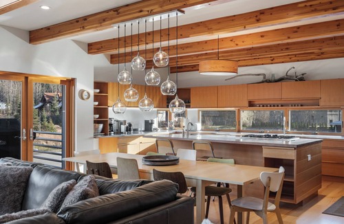 Alyeska House | Alaska Slopes/Hot Tub, Gym & Guest House