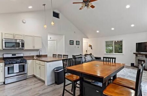 Alyeska House | AlohAlaska Lodge - 5 Bedroom - Close to Ski Lifts
