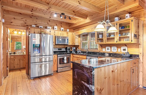 Cherry Log Cabin | Amazing Views-Secluded-Family Friendly-Jacuzzi-Playground-Game Room-Fenced Yard!