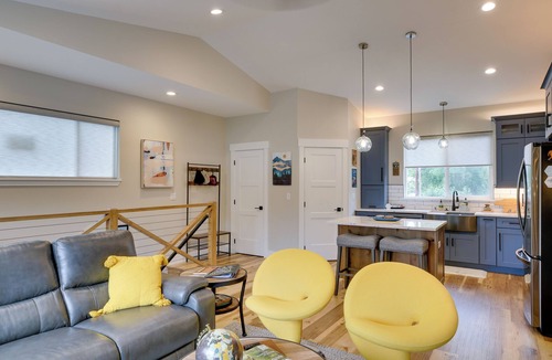 Sand Lake Apartment | Anchorage Apartment w/a View ~ 3 Mi to Airport