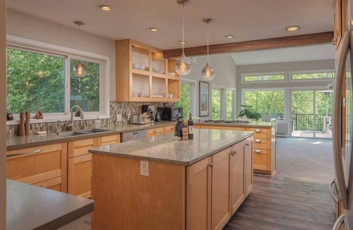 South Addition House | Anchorage Grand Home Downtown Villa