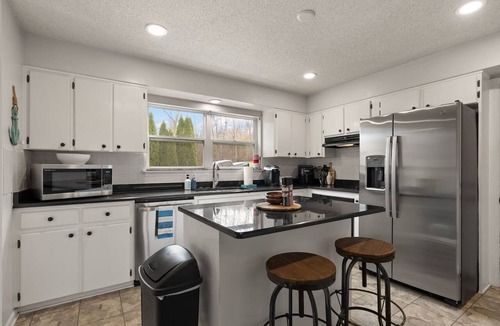 Inman House | Anchored @ Lake Bowen - Family & Pet Friendly Home