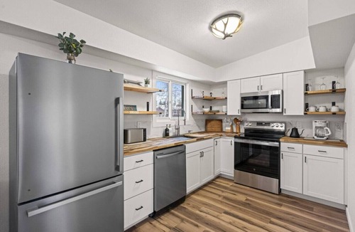 College House | Arctic Glow River Modern 4BR Aurora with Sauna