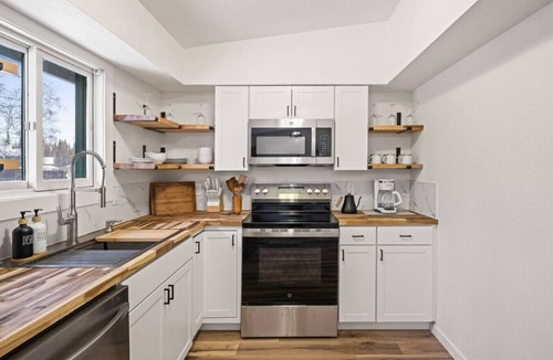College House | Arctic Glow River Modern 4BR Aurora with Sauna