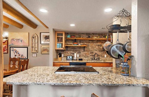 Northeast Santa Fe Condo | Art-Filled Casita, Walk to Plaza, Hottub & Pool