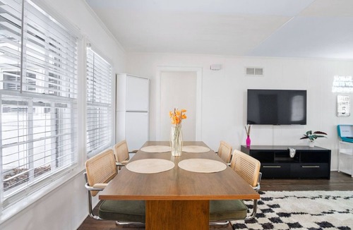 Hapeville House | Artsy, Retro and Spacious Home, 6 minutes from Airport with Ample Privacy