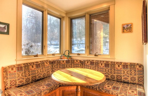 Newfane House | August available! 100 Acres Estate 10BRs, Hot Tub, Swimming pool, Game House!