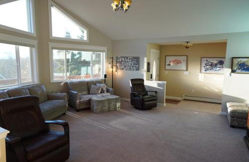 Rabbit Creek House | Aurora Hillside House | Sauna + Fire Pit + View