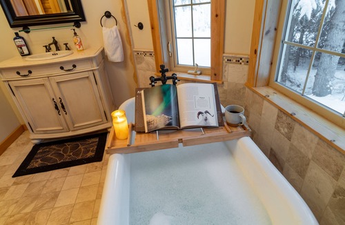 Fairbanks Cabin | Aurora Luxury Lodge with 8-Person Jacuzzi · Cedar Sauna · Near UAF + Airport