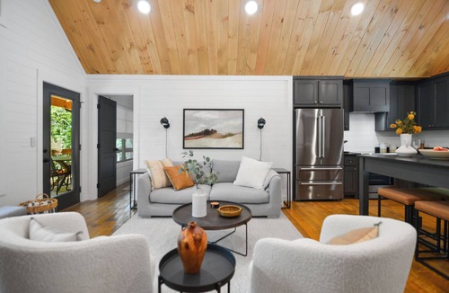 Cherry Log Cabin | Back to School Get Away- Modern Luxury Cabin - Kings Beds - Hot tub