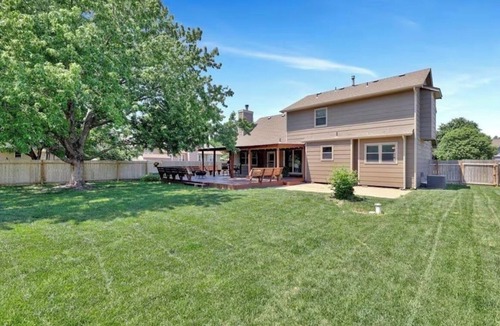 Wichita House | Backyard bliss/firepit/spacious/cozy/centrally located