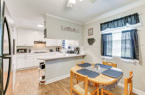 Mullins House | Backyard & Covered Porch! Cozy Mullins Retreat