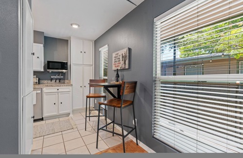 Zilker Apartment | Banksy Bungalow in Zilker Pickleball Close to Downtown