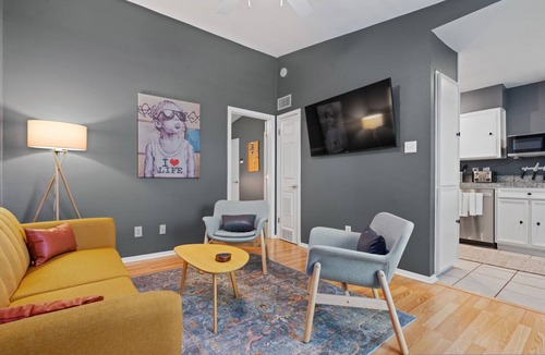 Zilker Apartment | Banksy Bungalow in Zilker Pickleball Close to Downtown