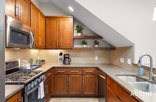 Galindo Villa | Barton Springs & SoCo Ease Bright Family Home w Yard, Garage & Workspace