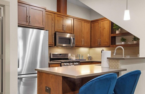 Galindo Villa | Barton Springs & SoCo Ease Bright Family Home w Yard, Garage & Workspace