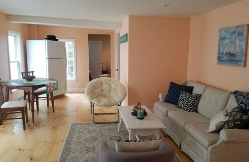 Onset Apartment | Beach Vibes & Fun Colors in the Seashell Suite