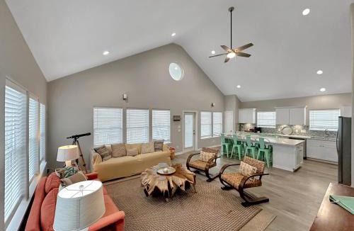 Port Bolivar House | Beachfront 4BR - Tiki Bar, Yard Games, Smart TVs, Pets
