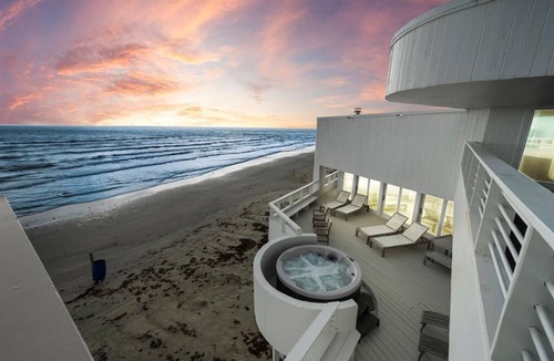 Pirates Beach House | Beachfront Designer Home on Pirates Beach