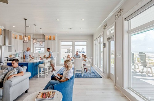 Spanish Grant House | Beachfront Panoramic Ocean Views 2 King Beds Direct Beach Access