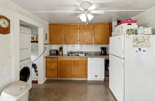 Wareham Center House | Beachside Cottage Rental Cape Cod Massachusetts Sleeps 8 Quiet Community Near Cape Beaches