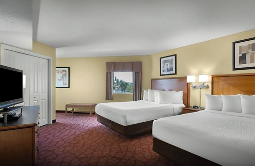 Myrtle Beach Hotel | Beachside Pool Escape | 0.3 mi to Second Avenue Pier | 3 Units