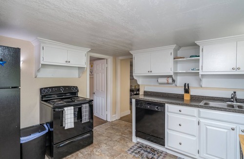 Buckroe Beach House | Beachside Retreat for 4 – Walk to Buckroe Beach!