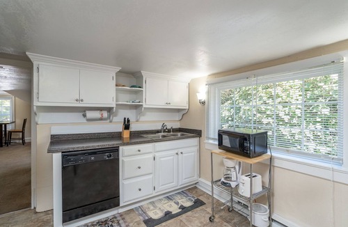 Buckroe Beach House | Beachside Retreat for 4 – Walk to Buckroe Beach!