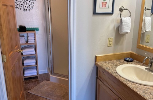 Kachemak House | Bear Canyon Cottages - Bird House