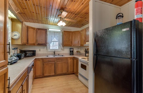 Saluda Cabin | Bear Creek Cabin | Private Mountain Cabin Near TIEC, Saluda & Hendersonville
