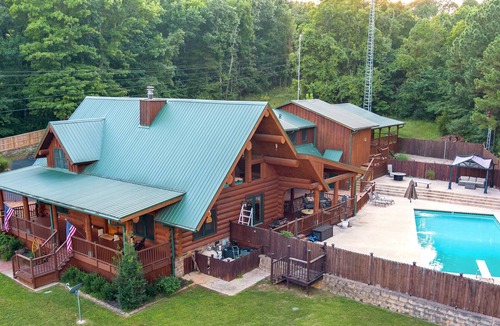 West Fork House | Bear Lodge - Log Cabin with pool - 7 Bedrooms