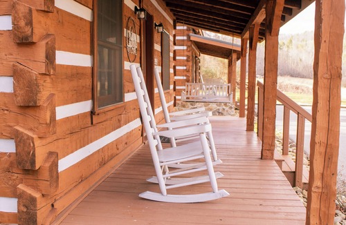 Pittman Center Cabin | Beary Cozy- Tiny Cabin Getaway!