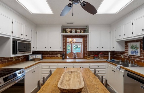 Gilbert House | Beautiful 2 BR 2BA Cottage with Private Dock SUP Kayak Arcade and more
