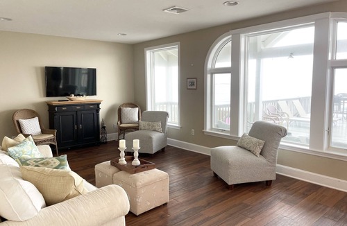 Minot House | Beautiful beach front home